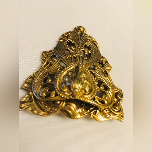 Gold Tone Ornate Vintage Victorian Brooch - Picture 5 of 7